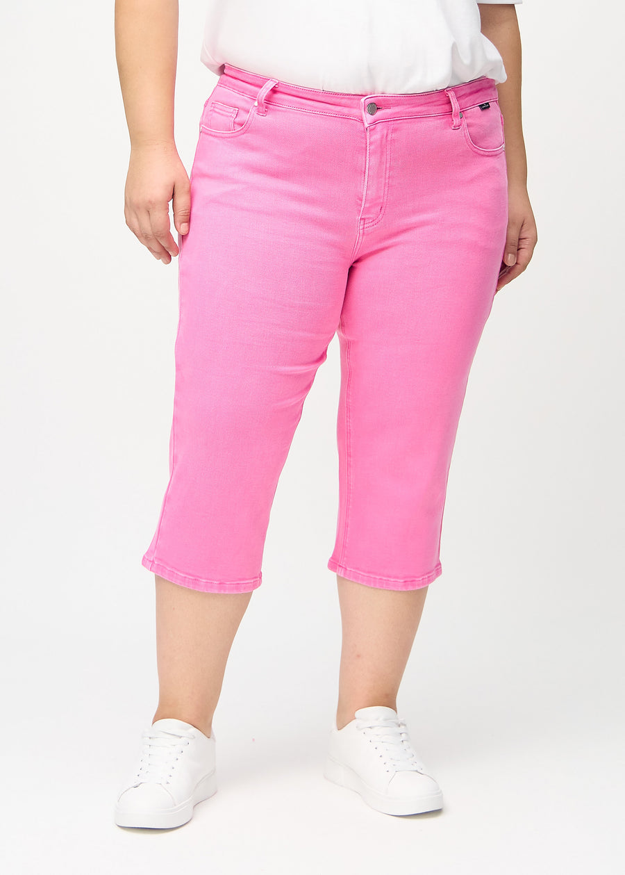 Hellrosa regular Capris, Modellname Flamingos, die am Bein gerade heruntergehen, an einem Plus-Size-Model von vorne gesehen.