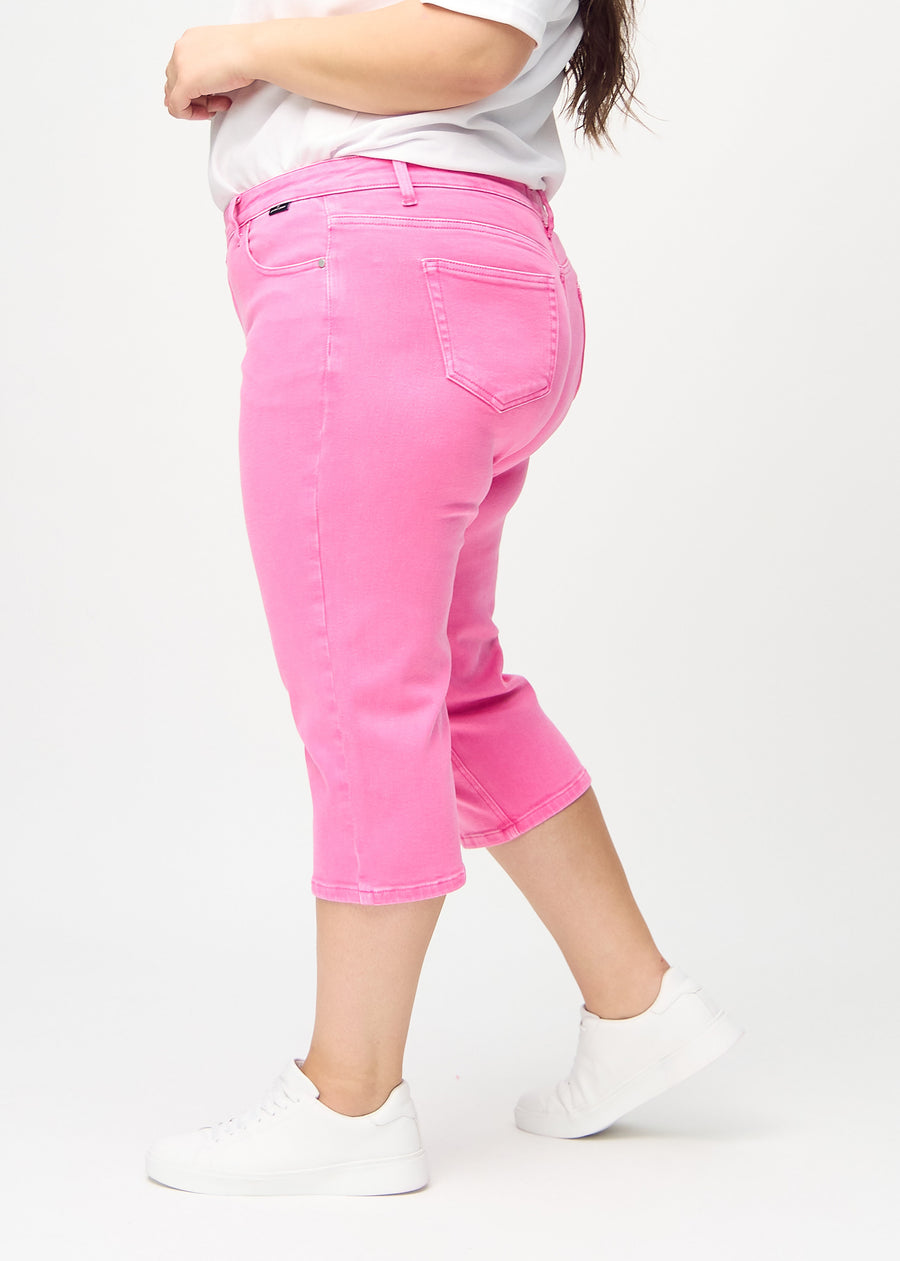 Hellrosa regular Capris von der Seite an einem Plus-Size-Model gesehen.