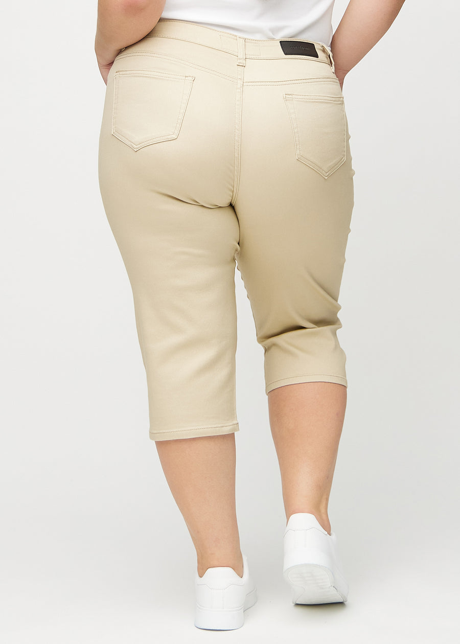 Beige regular Capris von hinten an einem Plus-Size-Model gesehen, sodass man das ganze Produkt sehen kann.