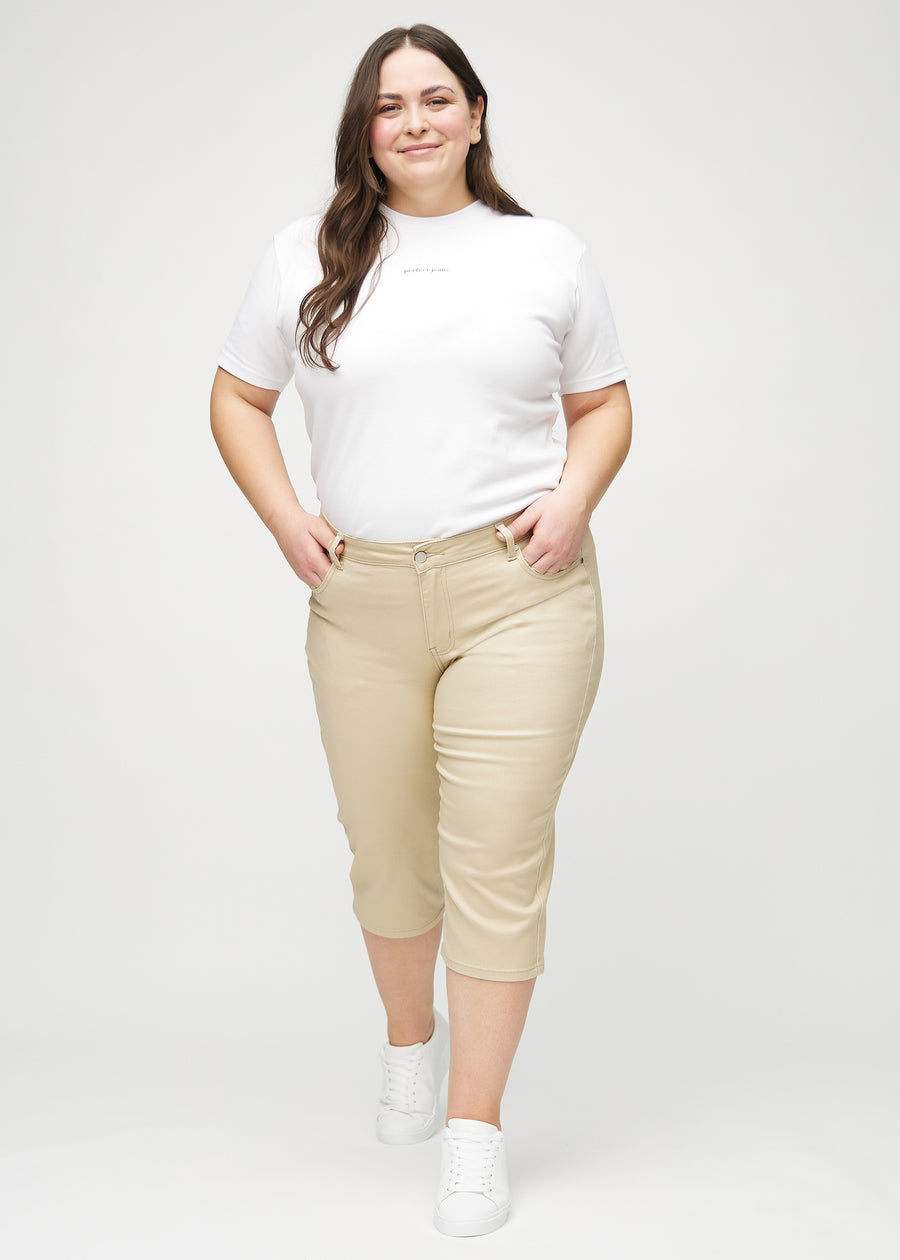 Ganzkörperbild eines Plus-Size-Models in beigen regular Capris.