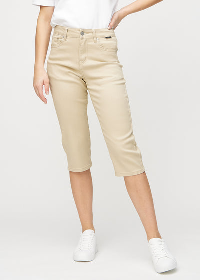 Beige regular Capris, Modellname Gazelles, die eng am Bein anliegen und knapp unter dem Knie enden, von vorne gesehen.