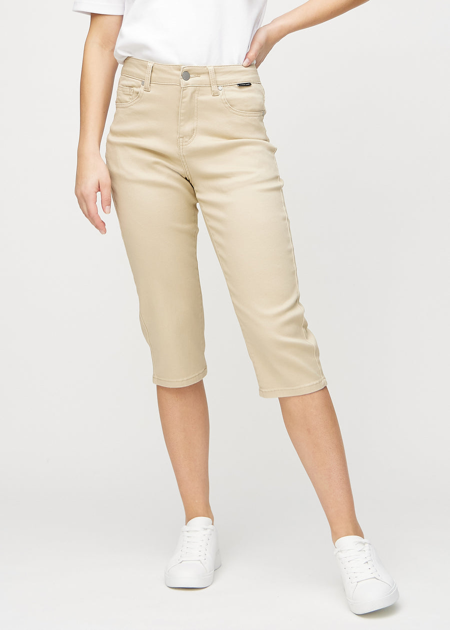 Beige regular Capris, Modellname Gazelles, die eng am Bein anliegen und knapp unter dem Knie enden, von vorne gesehen.
