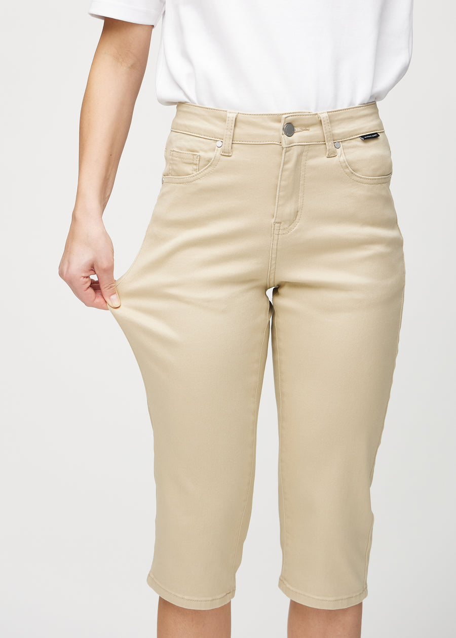 Das Model dehnt die Capris am Oberschenkel, um den Stretch zu zeigen.