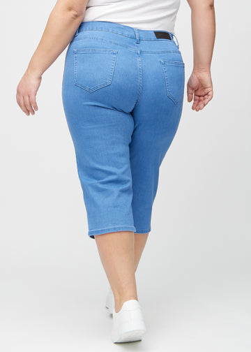 Blaue regular Capris von hinten an einem Plus-Size-Model gesehen, sodass man das gesamte Produkt sehen kann.