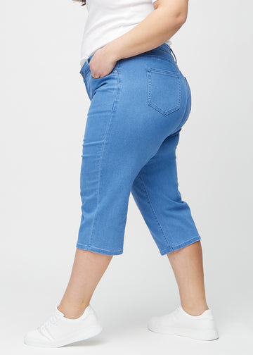 Blaue regular Capris seitlich an einem Plus-Size-Model gesehen.