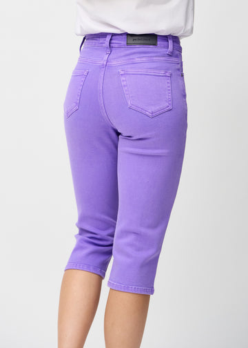 Lila regular Capris von hinten in Nahaufnahme, um Details zu zeigen.