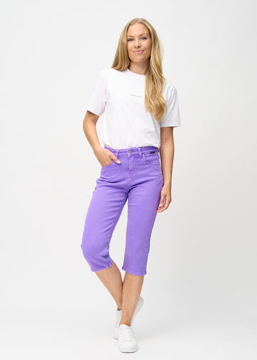 Ganzkörperbild eines Models in lila regular Capris.
