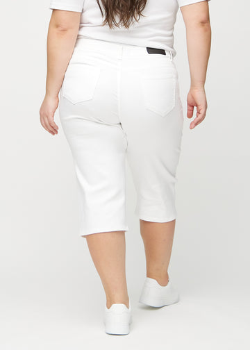 Weiße regular Capris von hinten an einem Plus-Size-Model gesehen, sodass man das gesamte Produkt sehen kann.