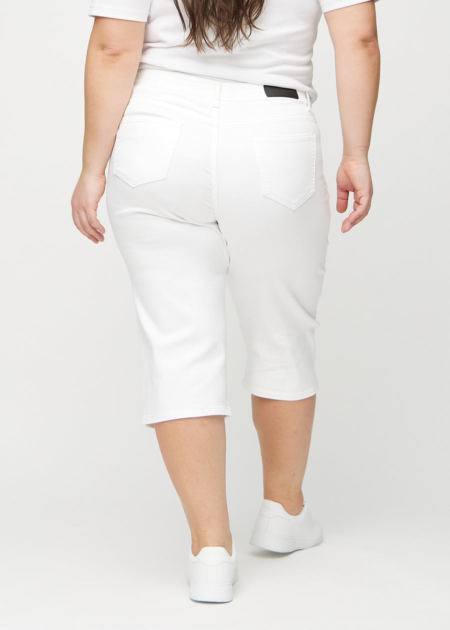 Weiße regular Capris von hinten an einem Plus-Size-Model gesehen, sodass man das gesamte Produkt sehen kann.