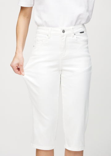 Das Model zieht die Capris am Oberschenkel auseinander, um den Stretch zu zeigen.