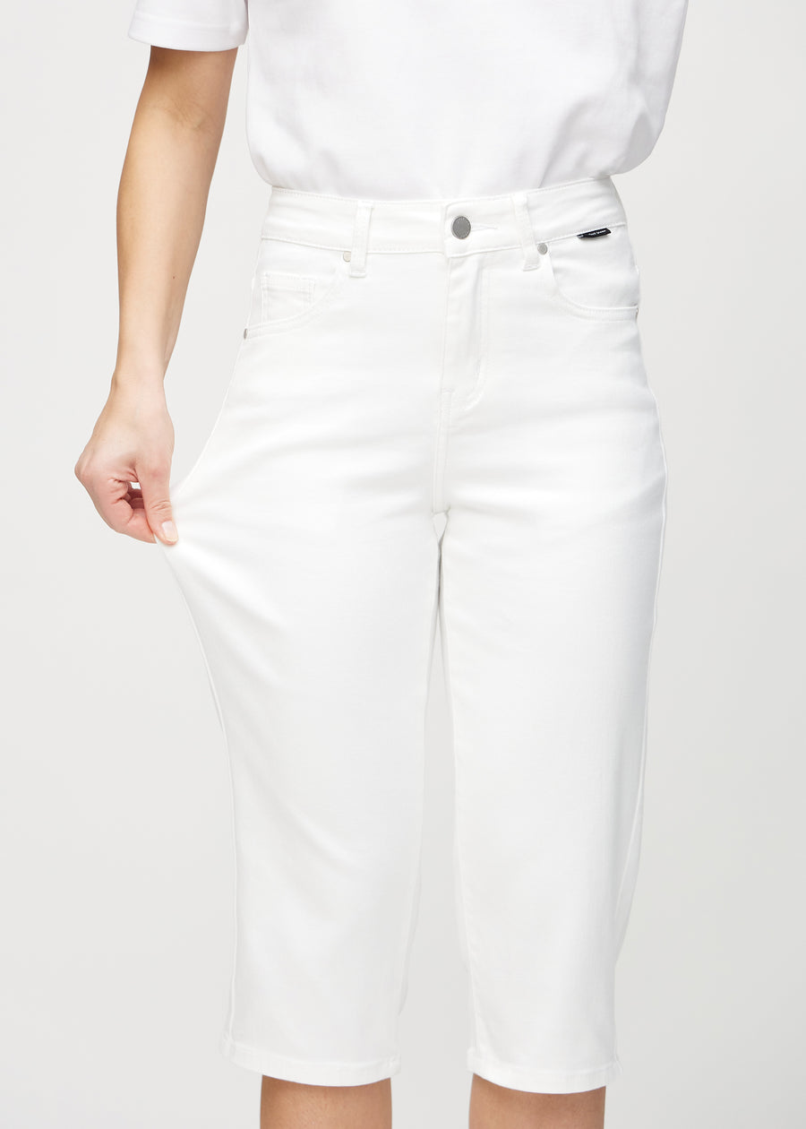 Das Model zieht die Capris am Oberschenkel auseinander, um den Stretch zu zeigen.
