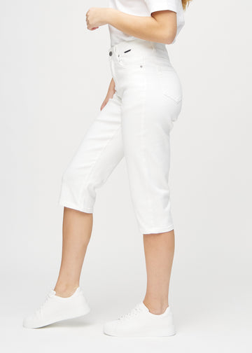 Weiße regular Capris von der Seite am Model gesehen.