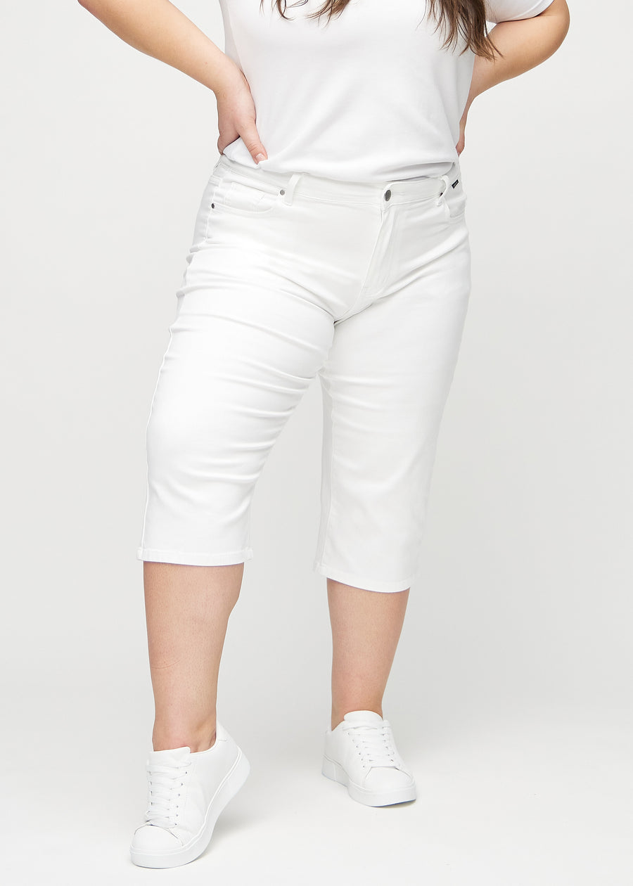 Weiße regular Capris, Modellname Marguerites, die gerade am Bein sitzen und knapp unter dem Knie an einem Plus-Size-Model enden, von vorn gesehen.