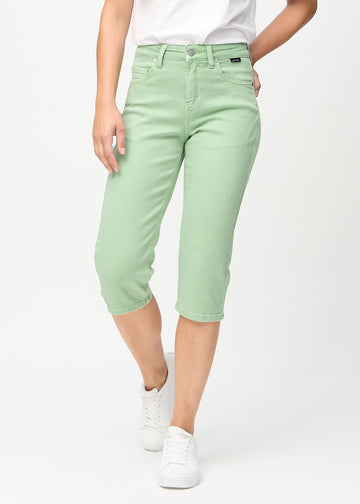 Hellgrüne regular Capris, Modellname Mints, die am Bein gerade heruntergehen, von vorne gesehen.