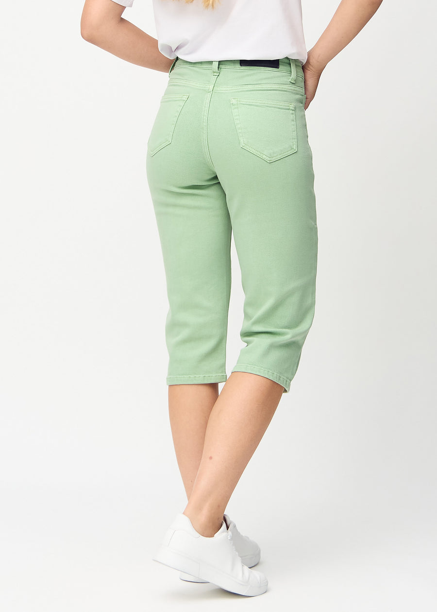 Hellgrüne regular Capris von hinten gesehen, sodass man das gesamte Produkt sehen kann.