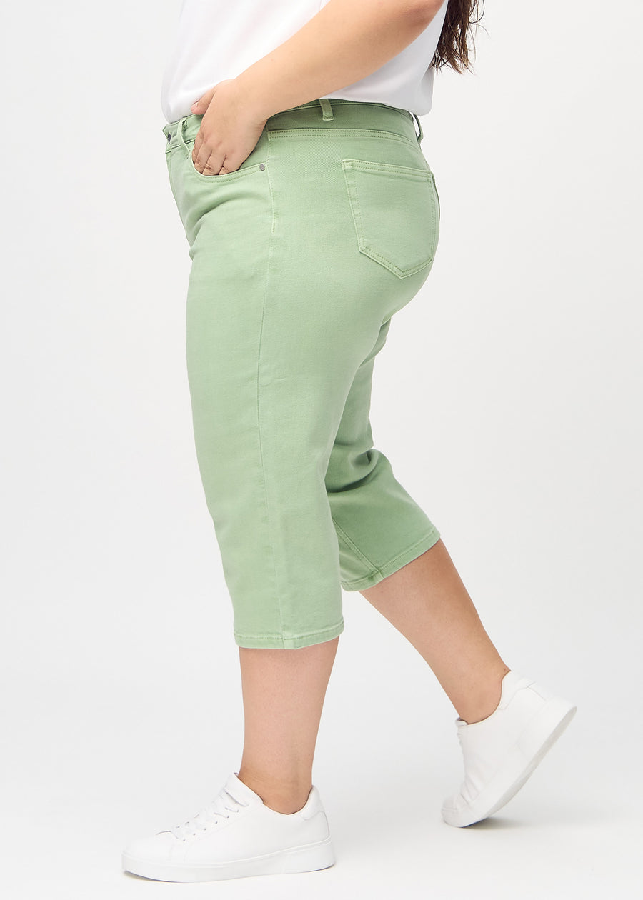 Hellgrüne regular Capris, von der Seite an einem Plus-Size-Model gesehen.