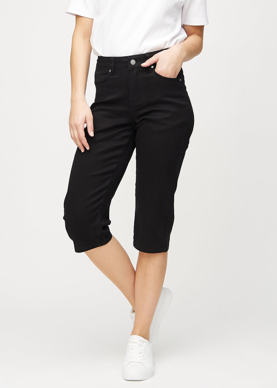 Schwarze regular Capris, Modellname Ravens, die eng am Bein anliegen und knapp unter dem Knie enden, von vorne gesehen.