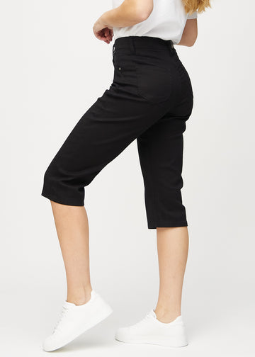Schwarze regular Capris von der Seite an einem Model gesehen.