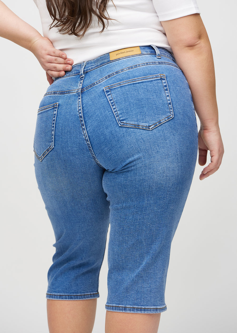 Denim-regular-Capris von hinten aus der Nähe an einem Plus-Size-Model gezeigt, um Details zu zeigen.