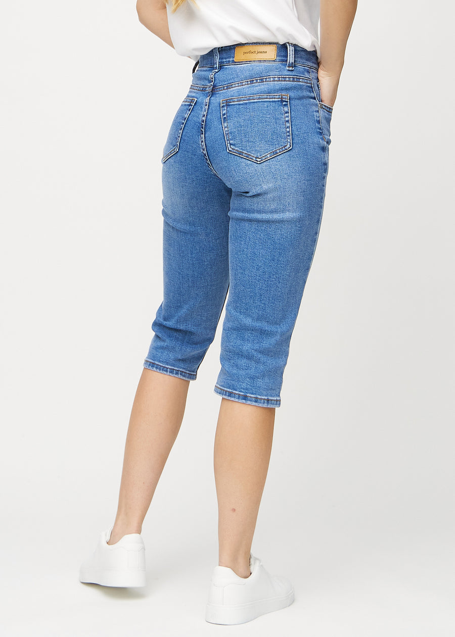 Denim-regular-Capris von hinten gesehen, damit man das gesamte Produkt sehen kann.