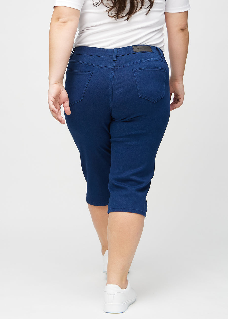 Dunkelblaue regular Capris von hinten an einem Plus-Size-Model gesehen, damit man das gesamte Produkt sehen kann.