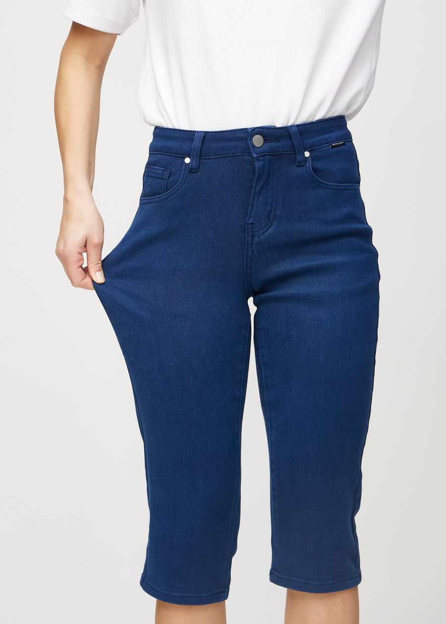 Das Model zieht die Capris am Oberschenkel, um den Stretch zu zeigen.