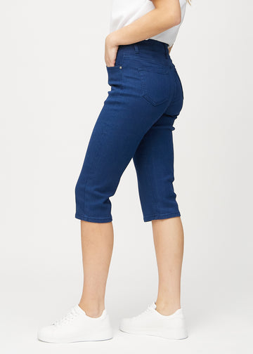 Dunkelblaue regular Capris an einem Model von der Seite gesehen.