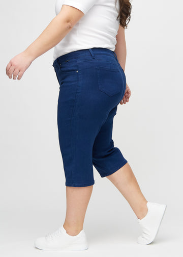 Dunkelblaue regular Capris an einem Plus-Size-Model von der Seite gesehen.