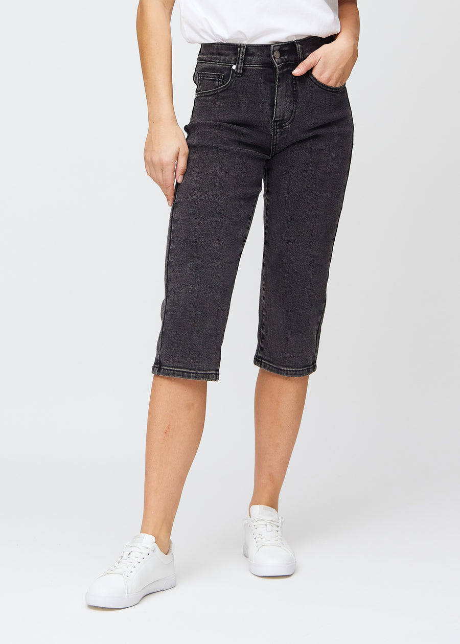 Dunkelgraue Denim-regular-Capris, Modellname Shadows, die eng am Bein anliegen und knapp unter dem Knie enden, von vorn gesehen.
