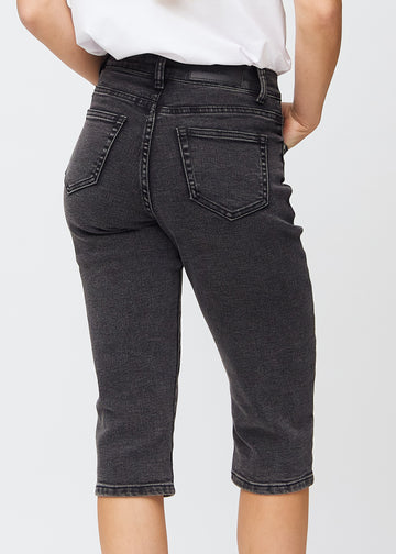 Dunkelgraue Denim-regular-Capris von hinten in der Nahaufnahme, um Details zu zeigen.