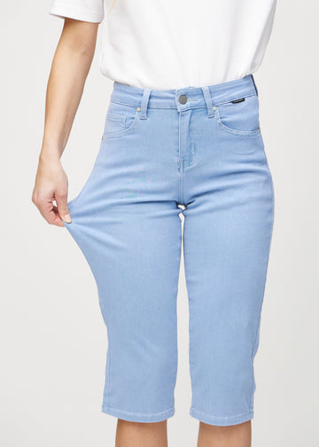 Das Model zieht die Capris am Oberschenkel auseinander, um den Stretch zu zeigen.