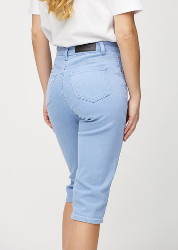 Hellblaue regular Capris von hinten aus der Nähe gesehen, um Details zu zeigen.