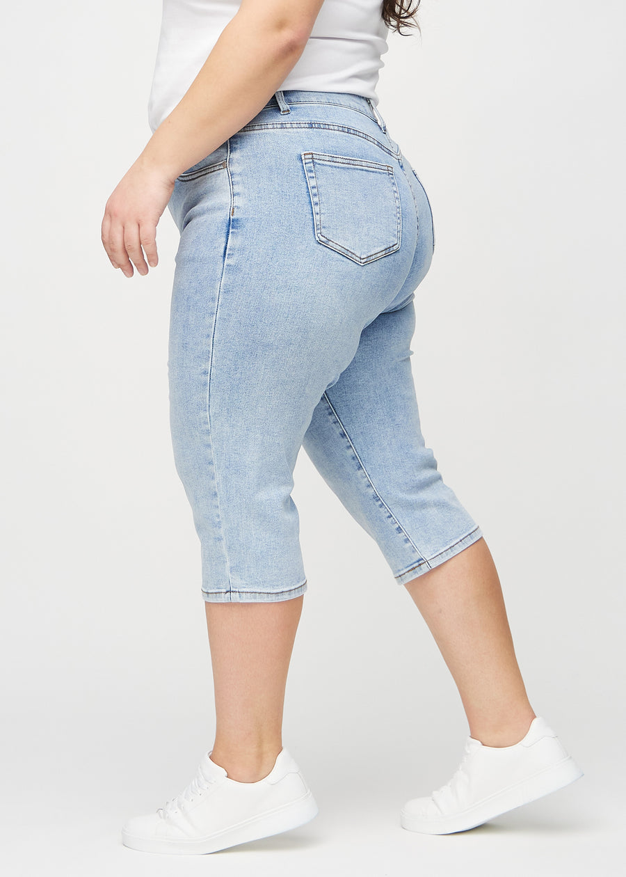 Hellblaue Denim-regular-Capris an einem Plus-Size-Model von der Seite gesehen.