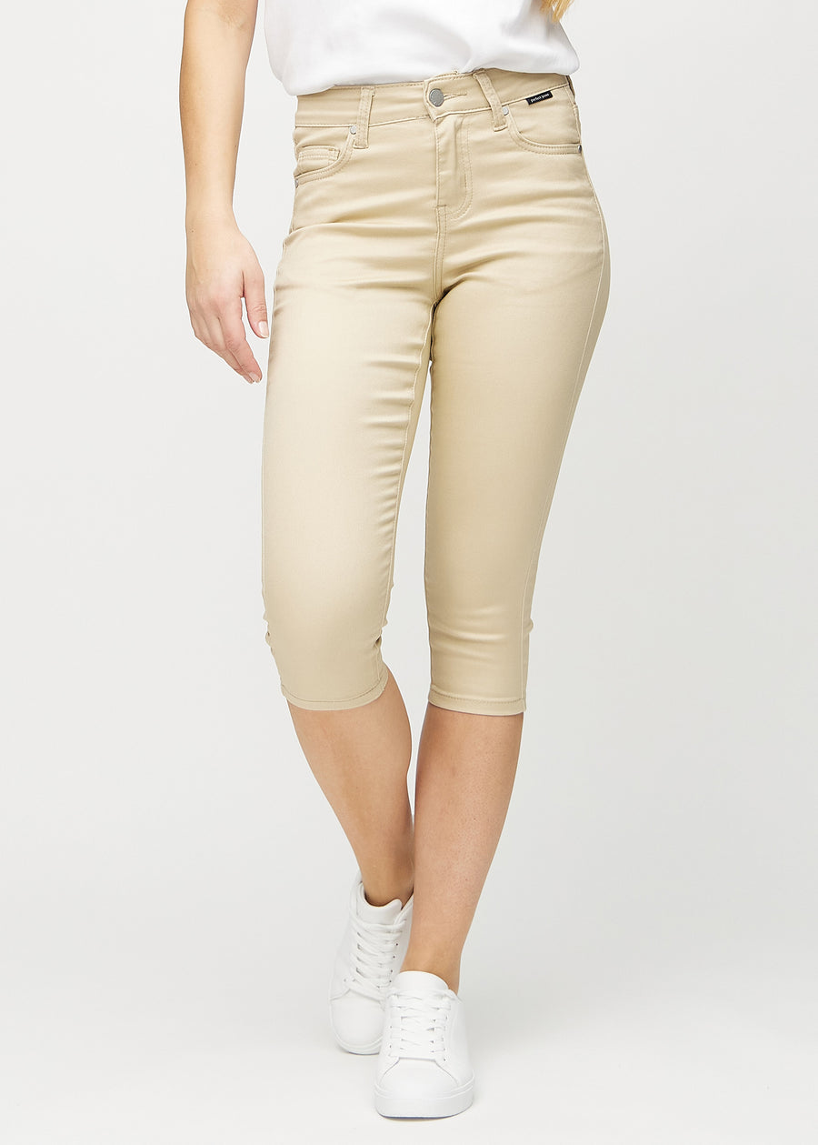 Skinny-Capris für Damen in beigefarbenem Jeansstoff, Farbe Gazelles. Vorderansicht an einem Model, eng geschnitten bis knapp unter das Knie.