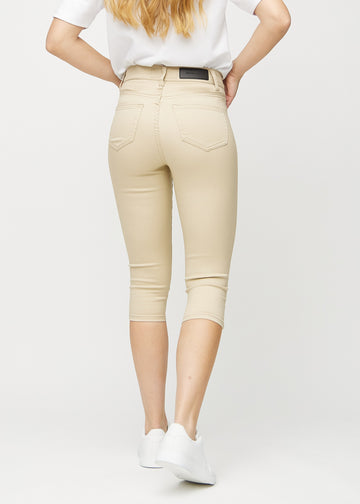 Skinny-Capris für Damen in beigefarbenem Jeansstoff, Farbe Gazelles. Rückansicht an einem Model, zeigt die Passform und Gesäßtaschen.