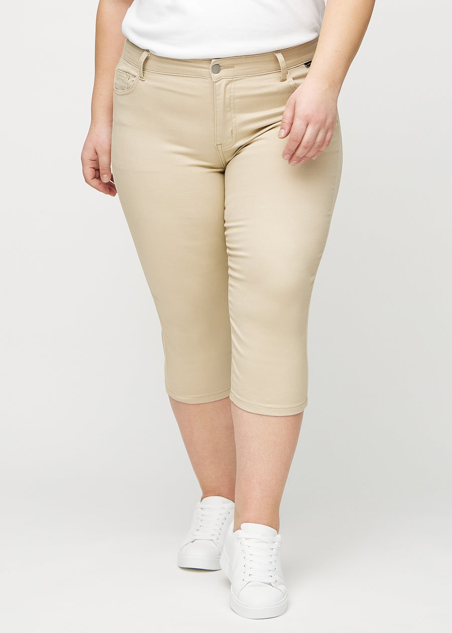 Skinny-Capris für Damen in beigefarbenem Jeansstoff, Farbe Gazelles. Vorderansicht an einem Plus-Size-Model, eng geschnitten bis knapp unter das Knie.