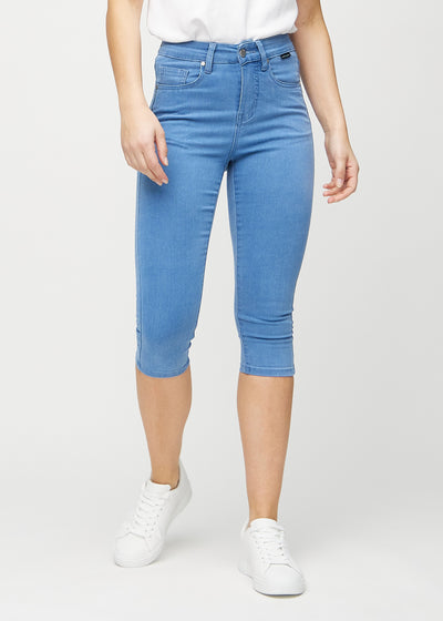 Skinny-Capris für Damen in blauem Jeansstoff, Farbe Geraniums. Vorderansicht an einem Model, eng geschnitten bis knapp unter das Knie.