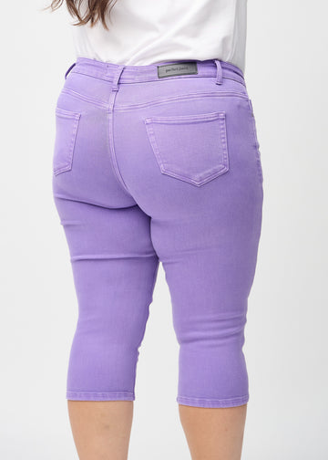 Lila skinny Capris nah von hinten an einem Plus-Size-Model gesehen, um Details zu zeigen.