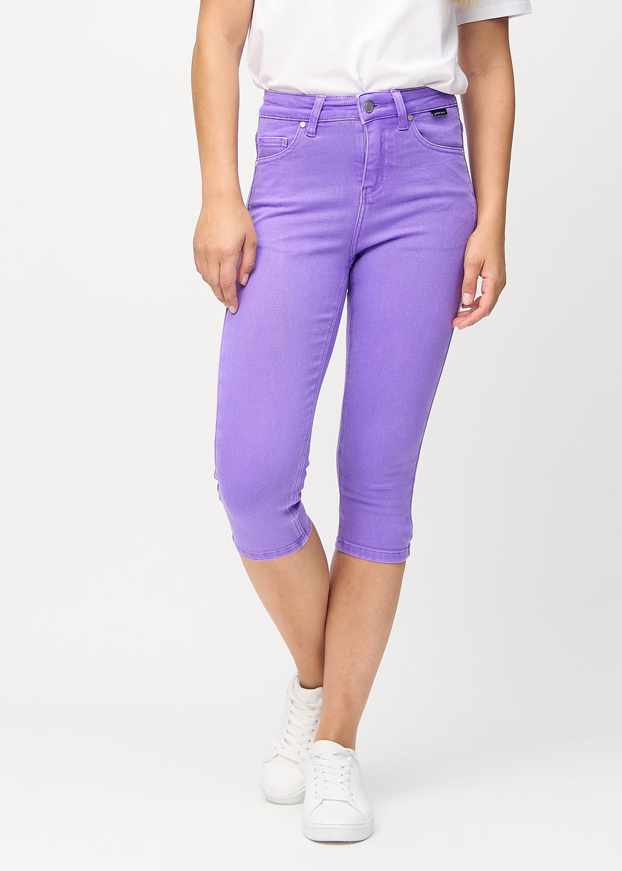 Lila skinny Capris, Modellname Lavenders, die eng am Bein anliegen, von vorne gesehen.