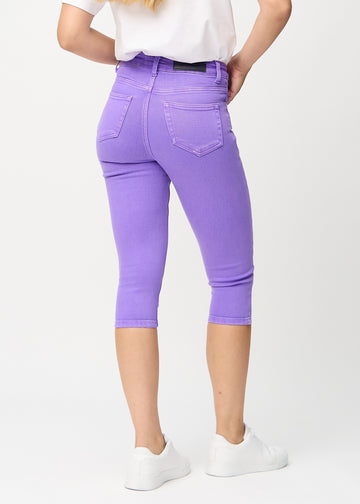Lila skinny Capris von hinten gesehen, sodass man das gesamte Produkt sehen kann.