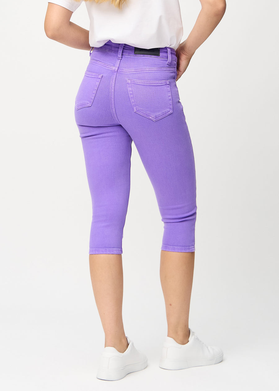 Lila skinny Capris von hinten gesehen, sodass man das gesamte Produkt sehen kann.