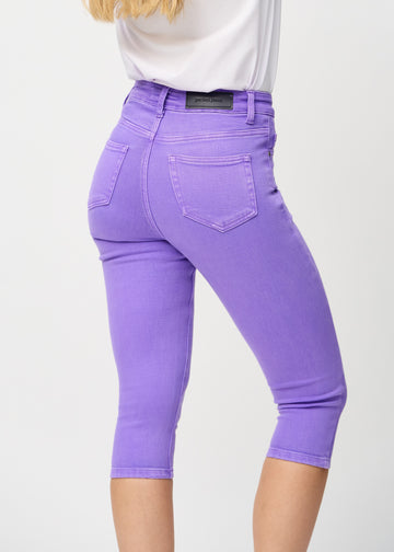 Lila skinny Capris nah von hinten gesehen, um Details zu zeigen.