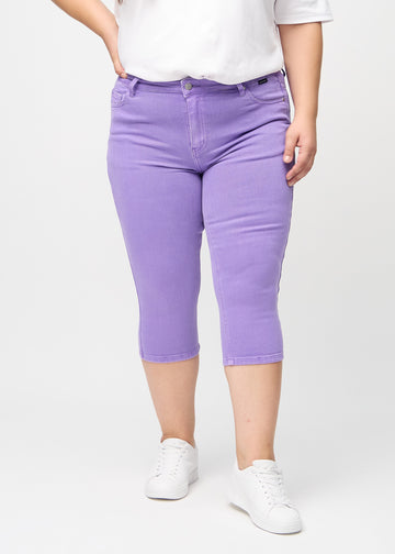  Lila skinny Capris, Modellname Lavenders, die eng am Bein anliegen, an einem Plus-Size-Model von vorne gesehen.