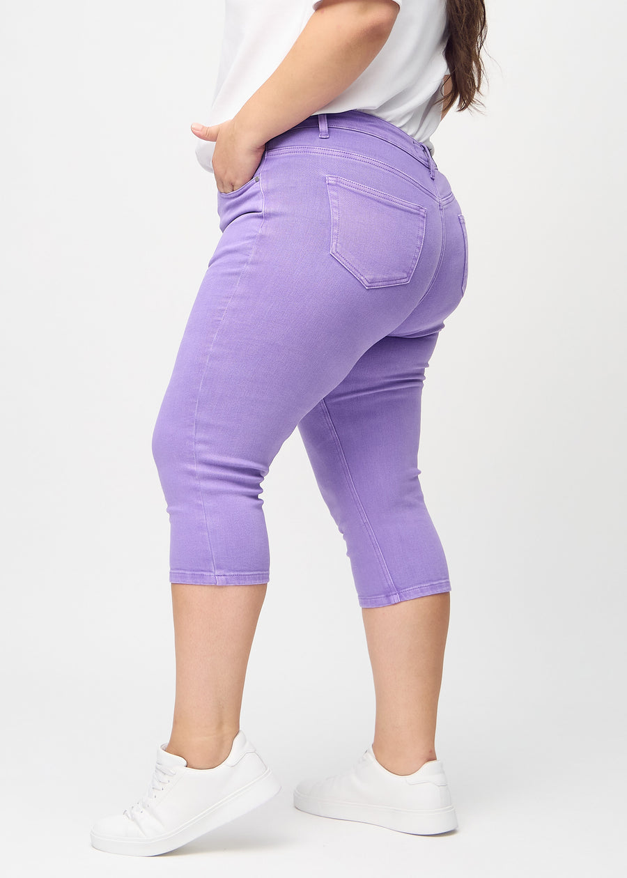 Lila skinny Capris von der Seite an einem Plus-Size-Model gesehen.