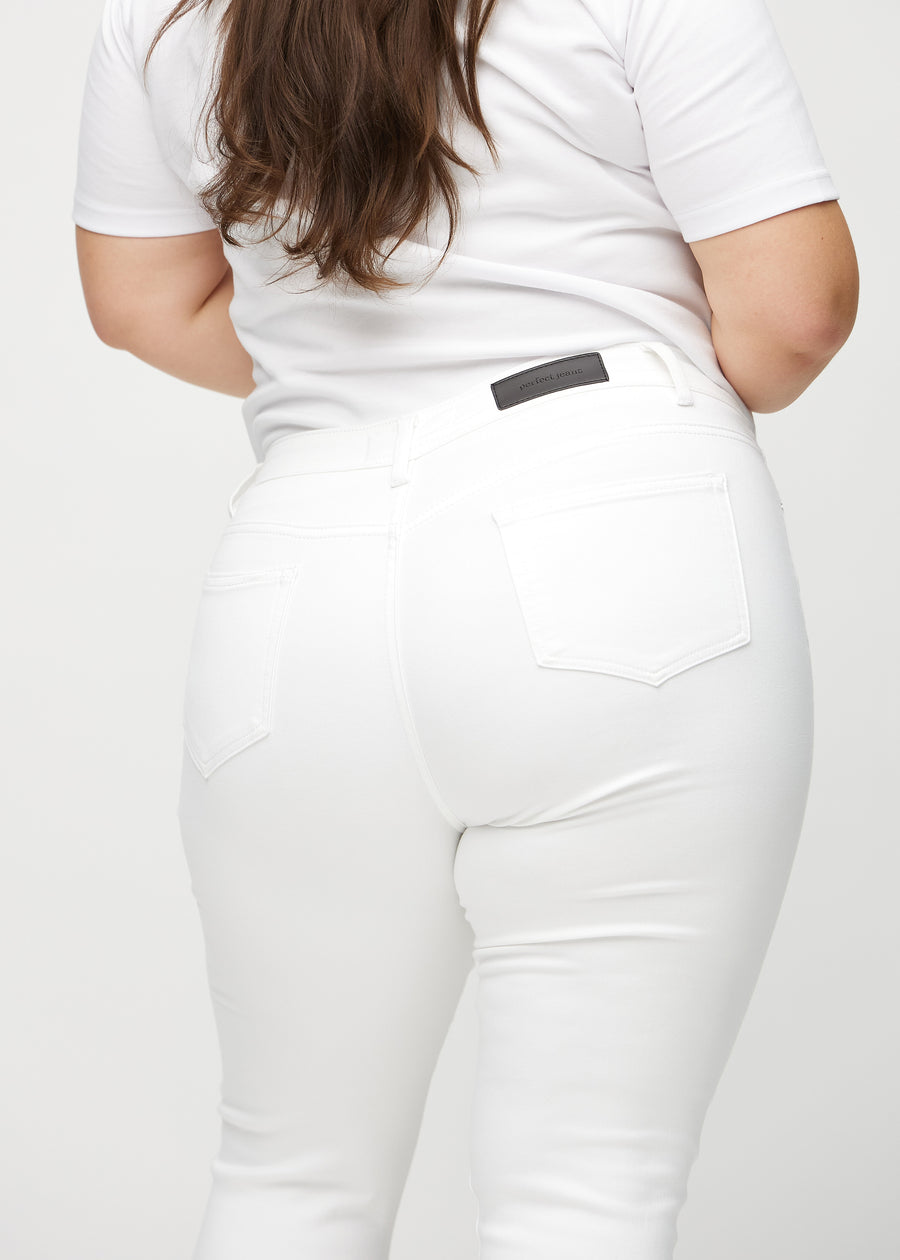 Skinny-Capris für Damen in weißem Jeansstoff, Farbe Marguerites. Nahaufnahme von hinten an einem Plus-Size-Model, zeigt Taschen und Nähte.