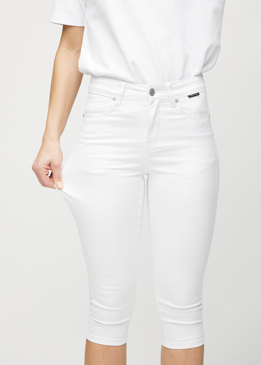 Skinny-Capris für Damen in weißem Jeansstoff, Farbe Marguerites. Ein Model dehnt den Stoff, um den Stretch zu zeigen.