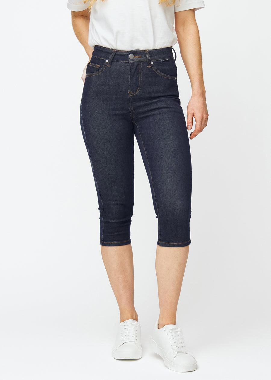 Tief dunkelblaue Denim-Capris für Damen in der Farbe Midnights mit Skinny-Passform, die von der Hüfte bis unter das Knie eng anliegt, von vorne gesehen.