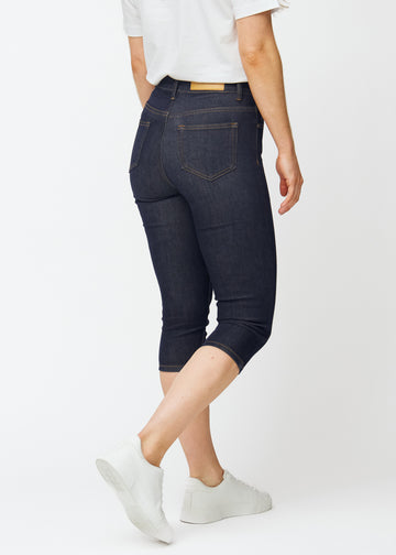 Tief dunkelblaue Denim-Capris für Damen in der Farbe Midnights von hinten gesehen, sodass die Länge bis unter das Knie sichtbar ist.