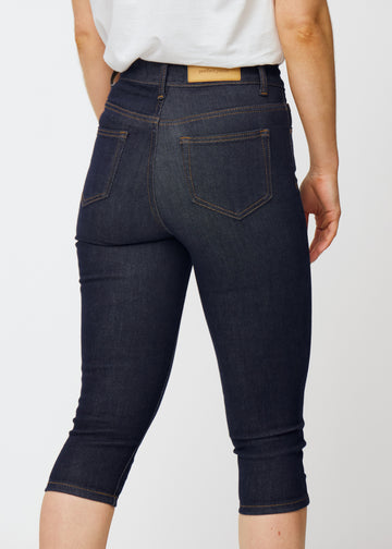 Tief dunkelblaue Denim-Capris für Damen in der Farbe Midnights von hinten nah aufgenommen, um Passform und Details zu zeigen.
