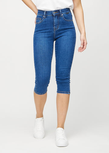 Skinny-Capris für Damen in dunkelblauem Denim, Farbe Oceans. Vorderansicht an einem Model, eng geschnitten bis knapp unter das Knie.